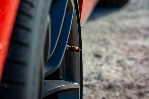 Quali sono i vantaggi dell'uso di auto ibride rispetto ai veicoli a combustione interna?